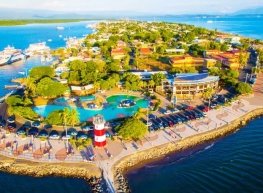 Volcán y montaña con playa 2026 