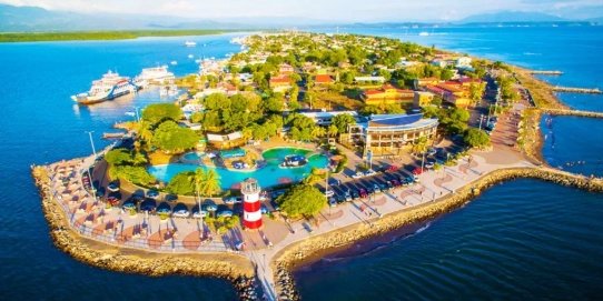 Volcán y montaña con playa 2026 