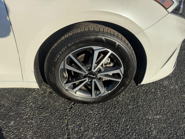 2023 Kia Forte Automatic IVT - Image 9