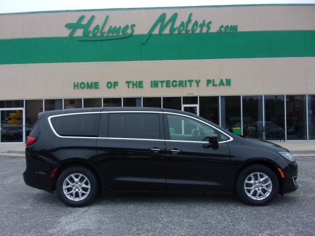 2020 Chrysler Pacifica Touring's photo