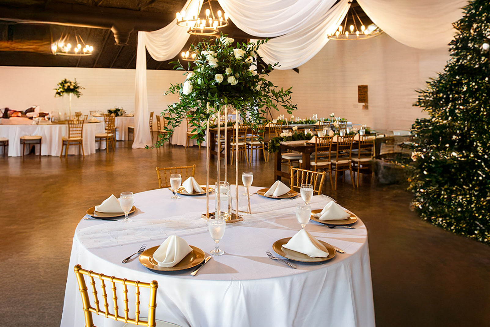 28 Ideas For Styling & Decorating Round Wedding Tables That Are Trending Now