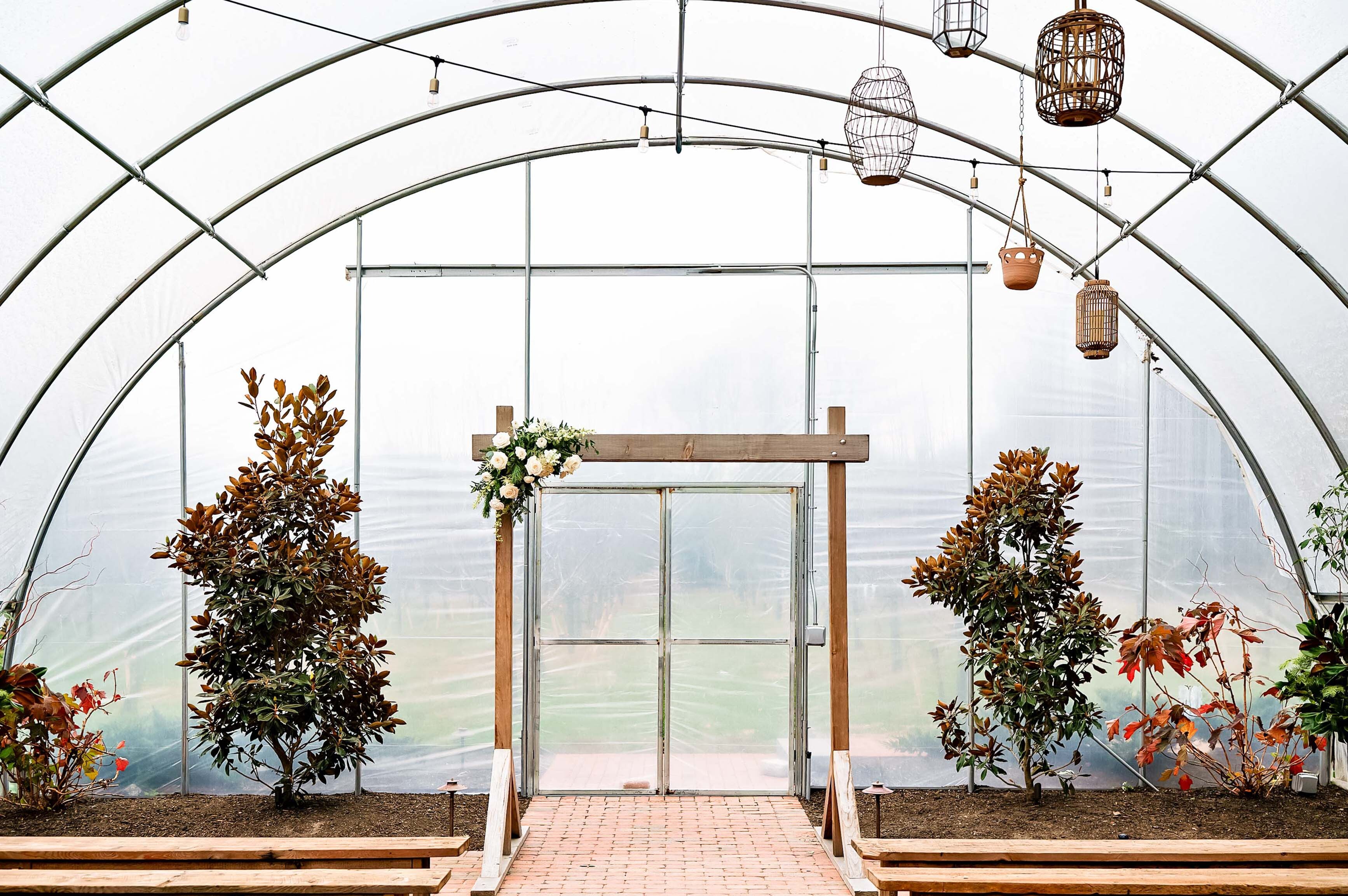 Minimal Wedding Arches Which Are Subtle and Memorable