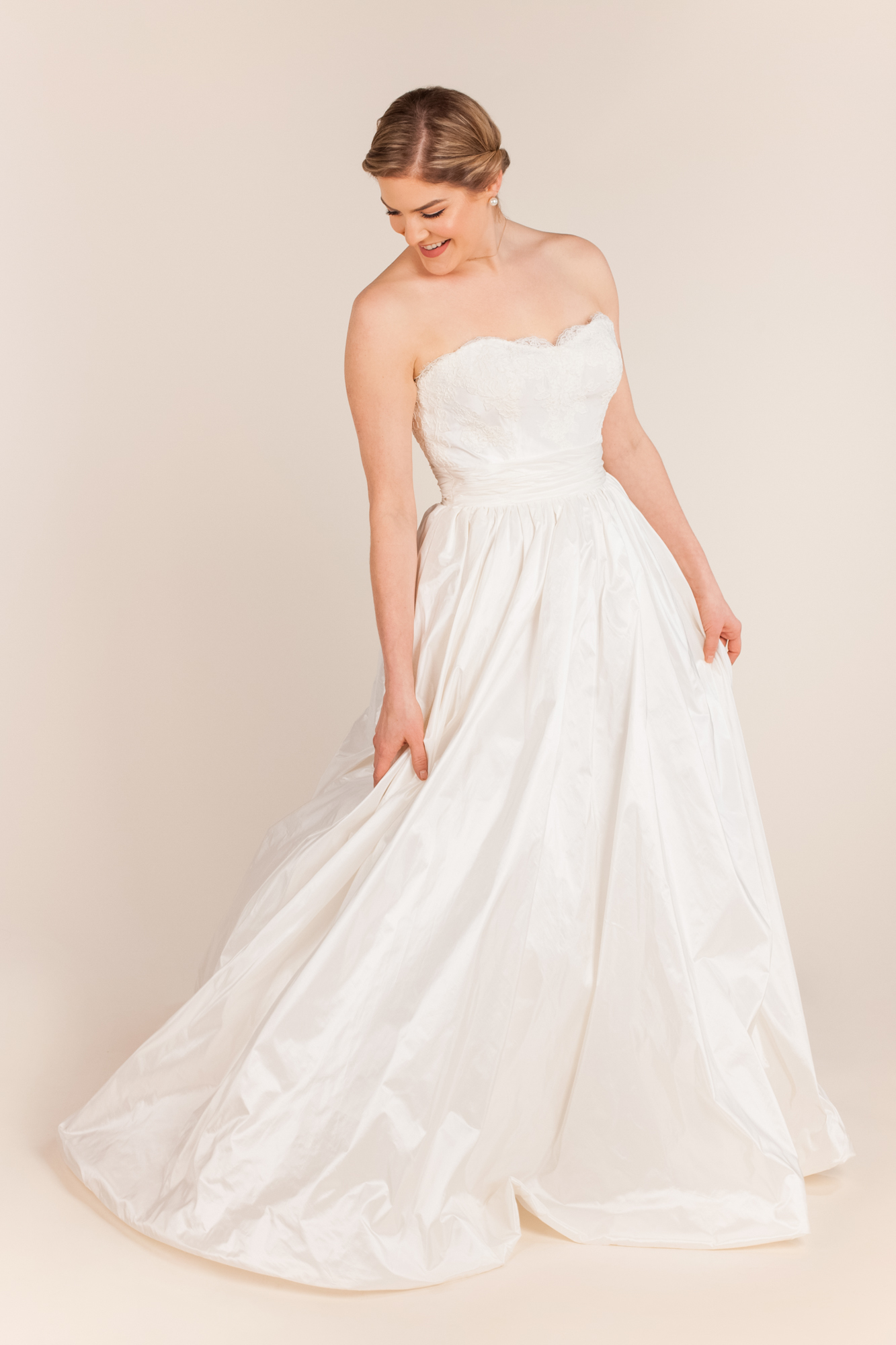 white christmas dresses Never Worn Anne Barge Collier Wedding Dress main image 1
