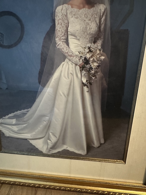 Unknown - Fitted lace bodice  size 6 - $450 - (63% OFF)