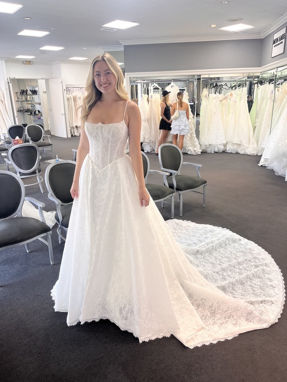 Elizabeth Lee - Beckett size 4 - $3000 - (29% OFF)