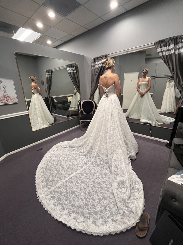 Elizabeth Lee - Beckett size 4 - $3000 - (29% OFF)