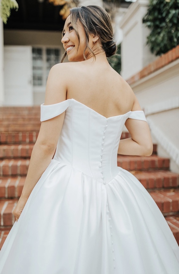 Essense of australia - Arlo D4110 size 14 - $1900 - (17% OFF)