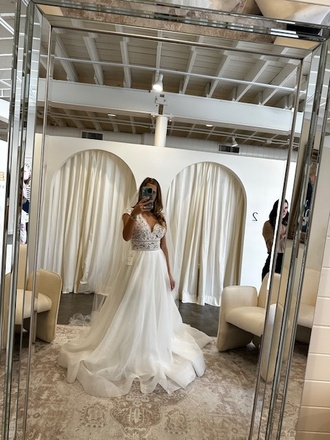 Paloma blanca - IDK size 10 - $750 - (70% OFF)