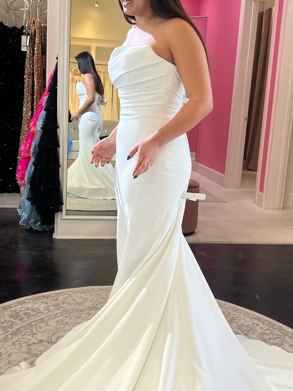 Robert bullock - Modern fit and flare gown with train size 6 - $2100 - (29% OFF)