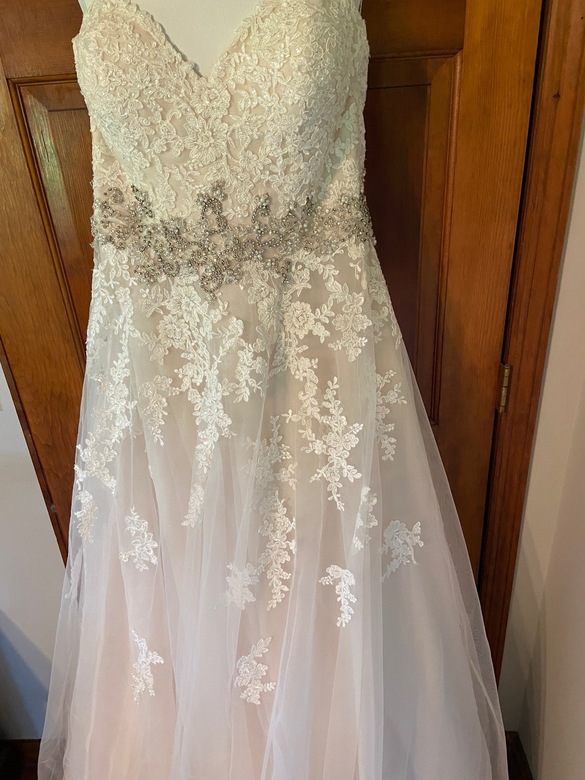 Essence of Australia - D2000DMLU size 18 - $850 - (72% OFF)