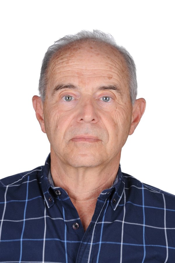 Peter Riginos Photo 28353 Side