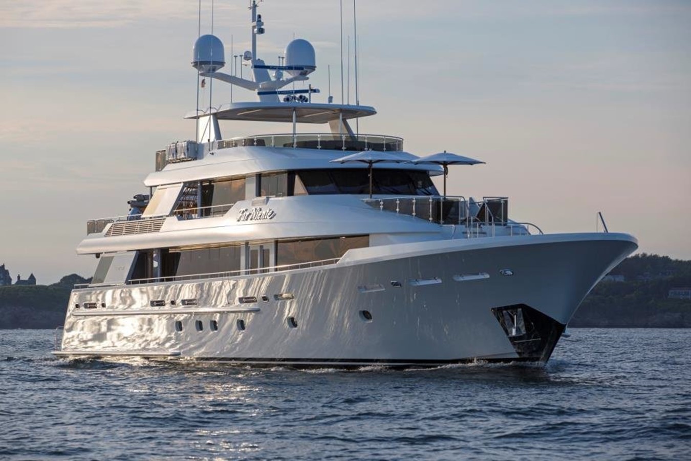 https://s3.amazonaws.com/boss.yatco.com/ForCharter/Vessel/Photo/1828/large_12437.jpg
