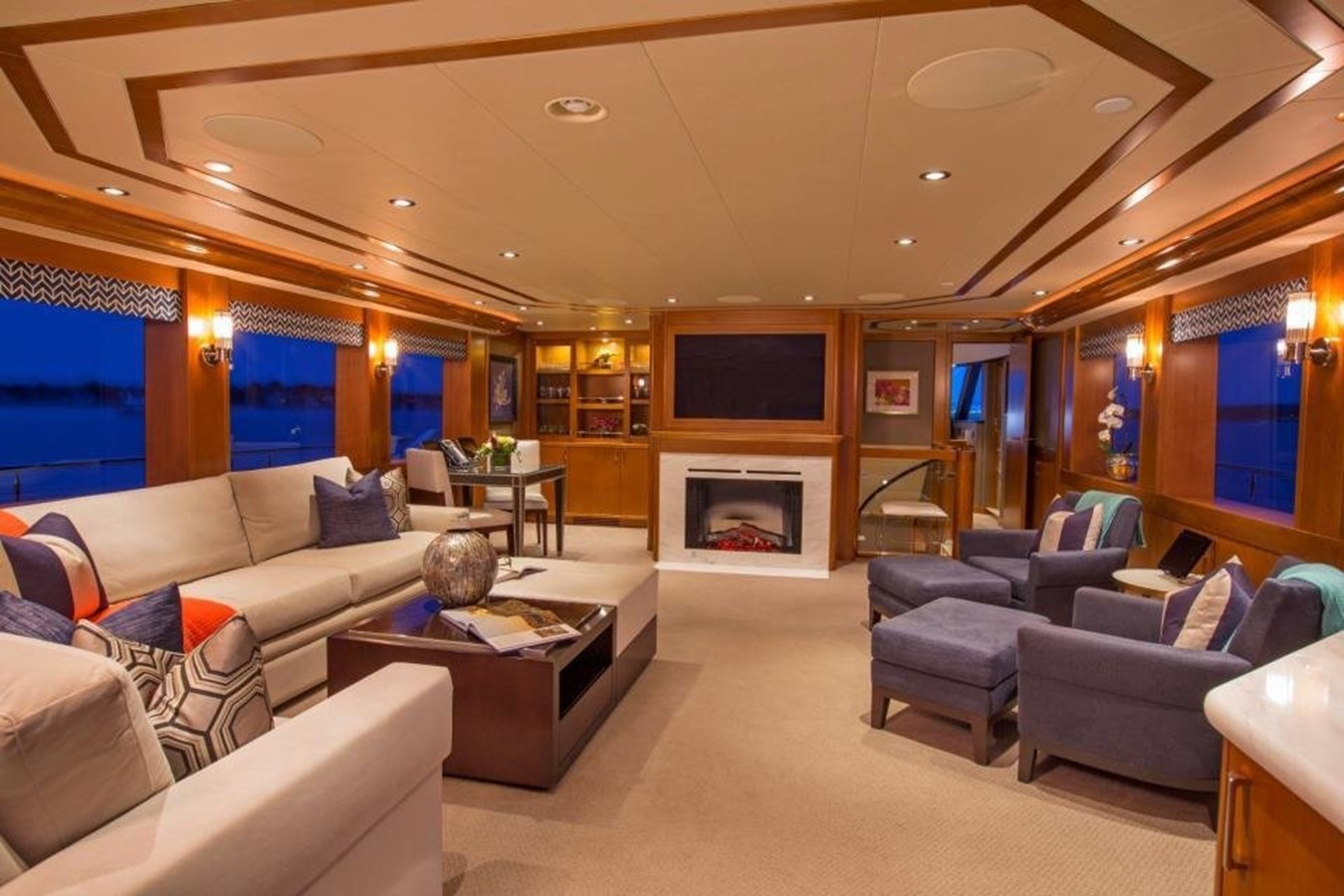 https://s3.amazonaws.com/boss.yatco.com/ForCharter/Vessel/Photo/1828/large_12439.jpg