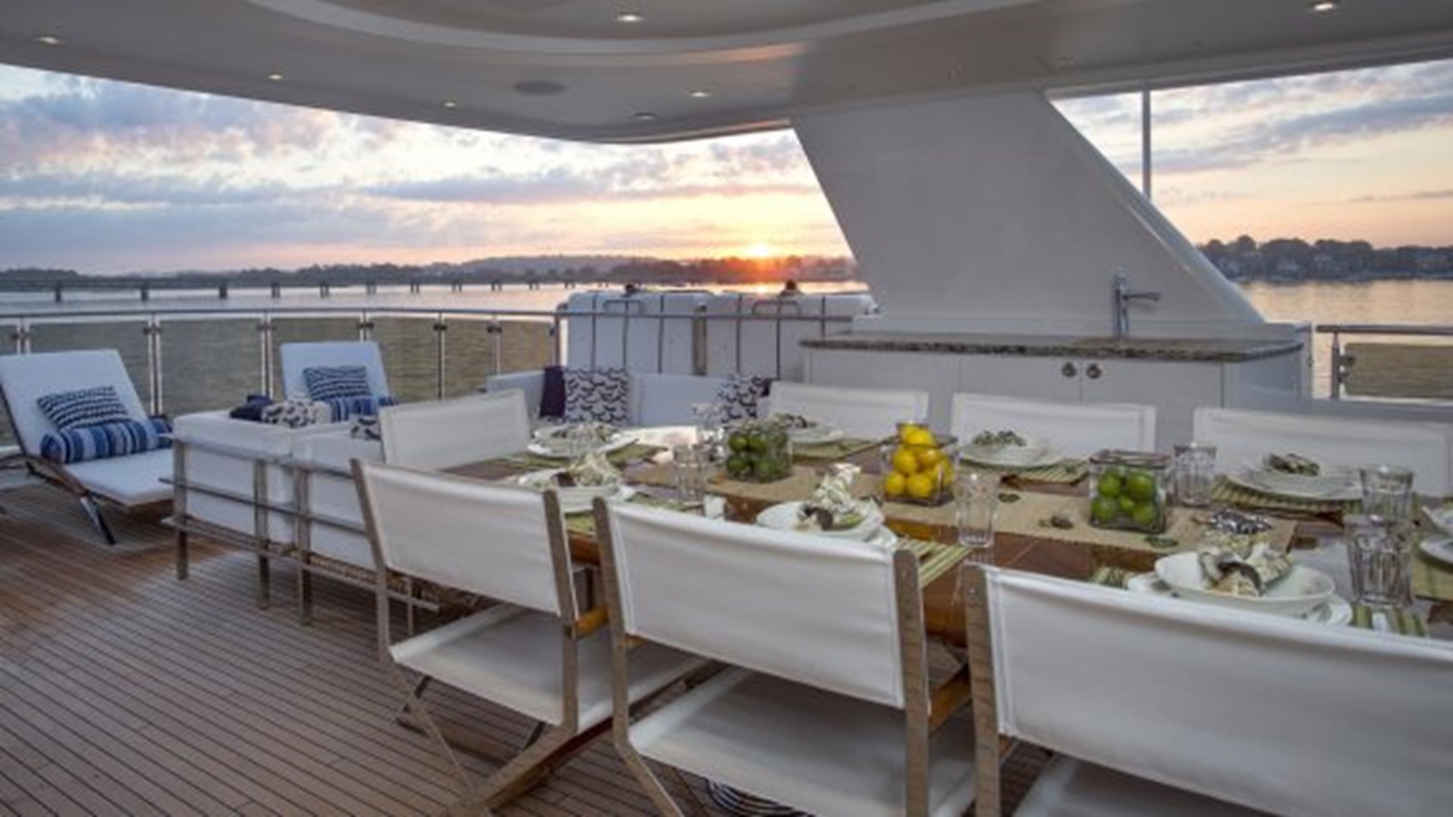 https://s3.amazonaws.com/boss.yatco.com/ForCharter/Vessel/Photo/1828/large_12442.jpg