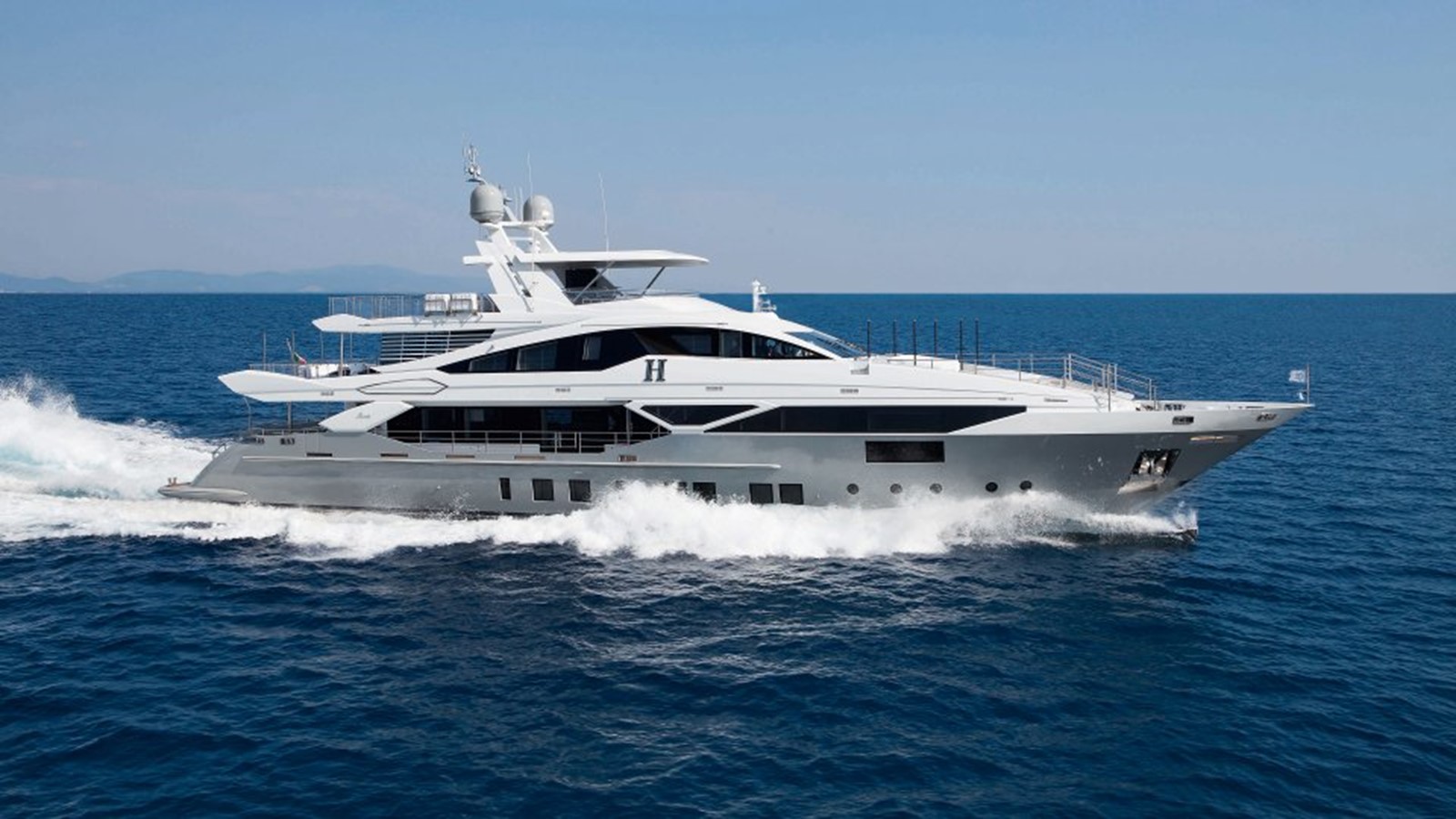 https://s3.amazonaws.com/boss.yatco.com/ForCharter/Vessel/Photo/1828/large_12450.jpg