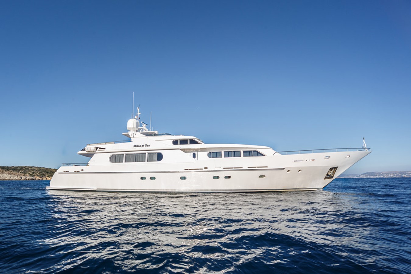 https://s3.amazonaws.com/boss.yatco.com/ForCharter/Vessel/Photo/3033/large_20756.jpg