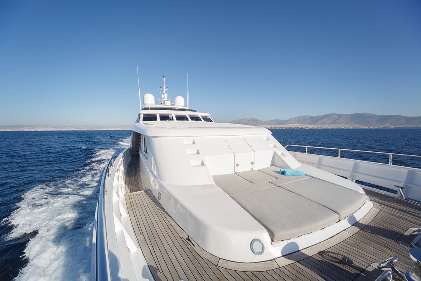 https://s3.amazonaws.com/boss.yatco.com/ForCharter/Vessel/Photo/3033/large_20757.jpg