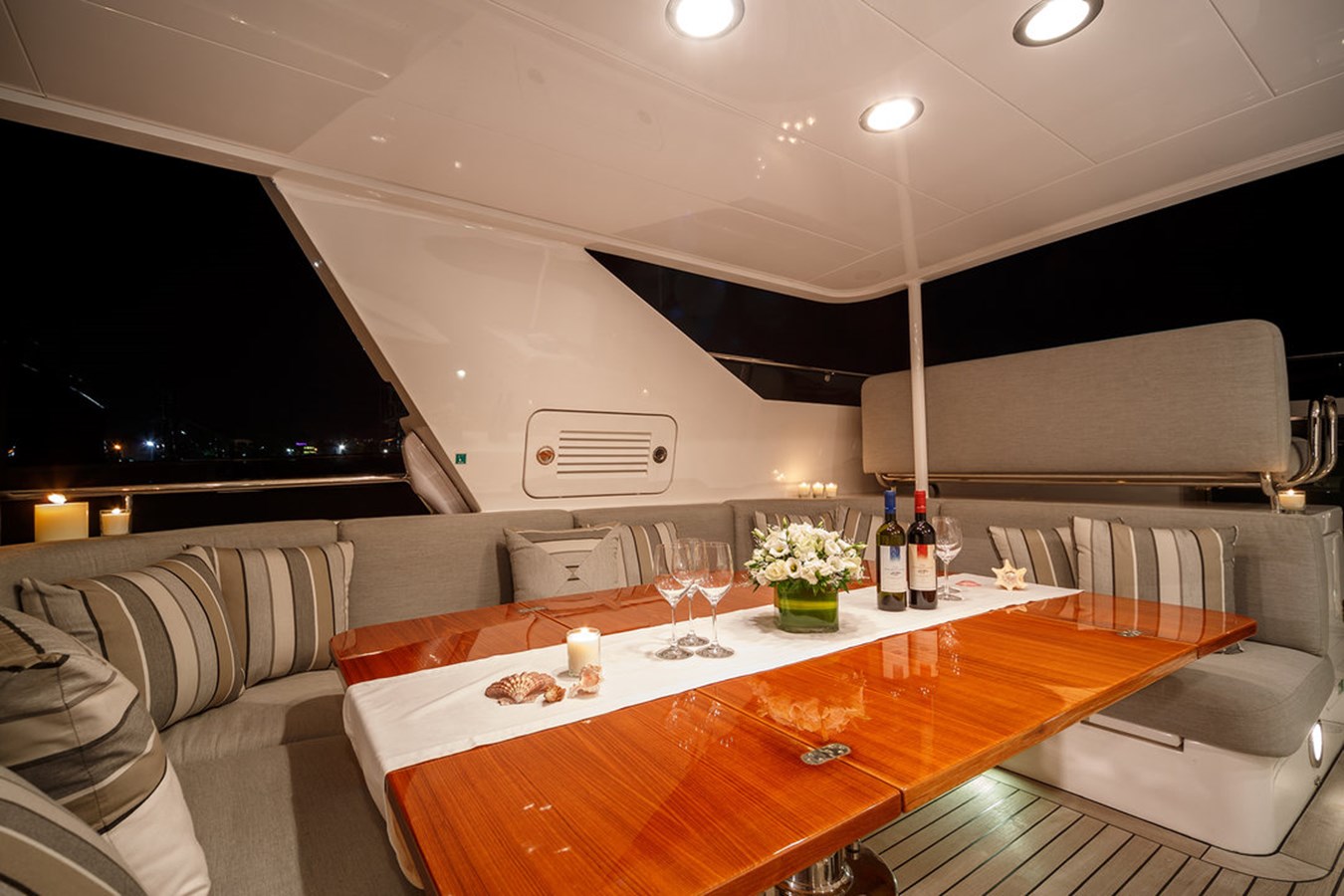 https://s3.amazonaws.com/boss.yatco.com/ForCharter/Vessel/Photo/3033/large_20763.jpg