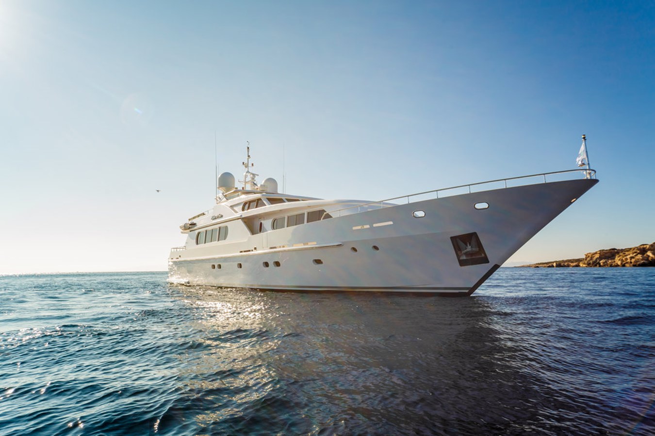 https://s3.amazonaws.com/boss.yatco.com/ForCharter/Vessel/Photo/3033/large_20766.jpg