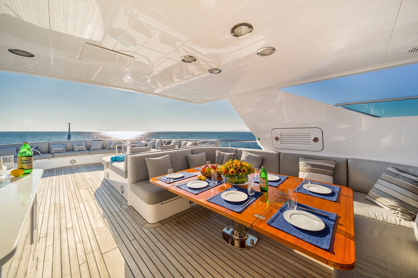 https://s3.amazonaws.com/boss.yatco.com/ForCharter/Vessel/Photo/3033/large_20768.jpg