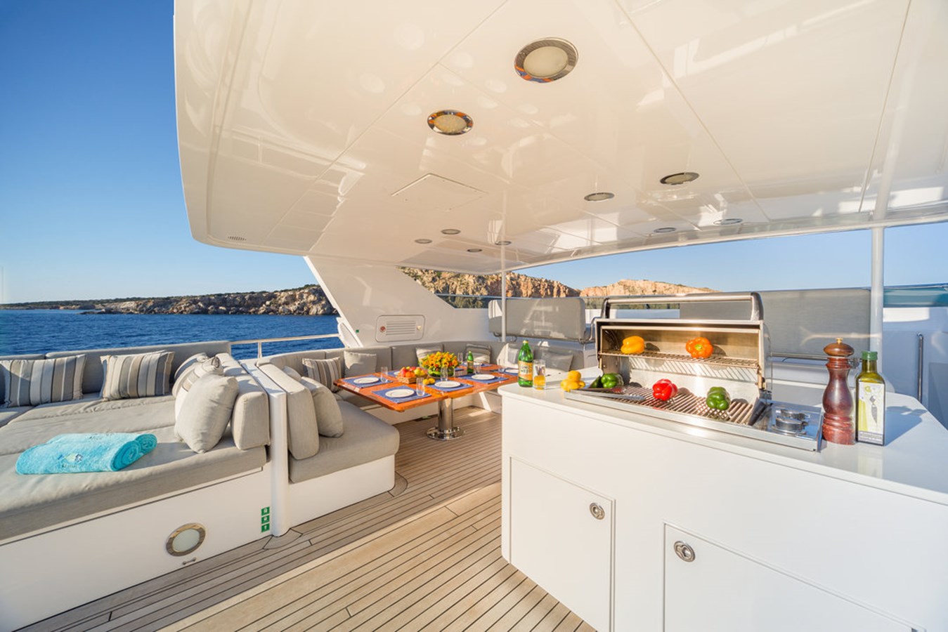 https://s3.amazonaws.com/boss.yatco.com/ForCharter/Vessel/Photo/3033/large_20769.jpg