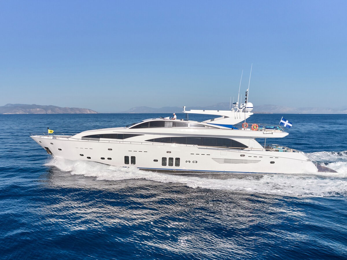 https://s3.amazonaws.com/boss.yatco.com/ForCharter/Vessel/Photo/3034/large_20734.jpg
