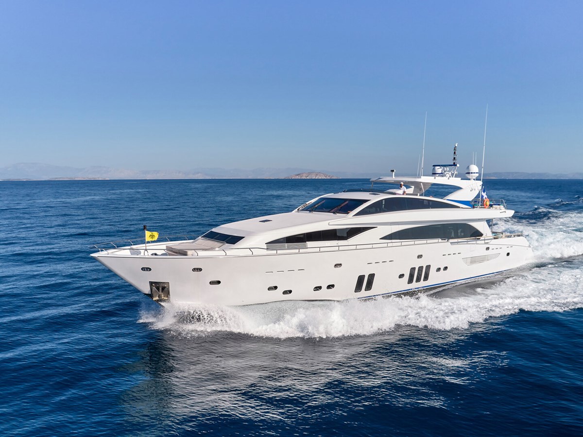 https://s3.amazonaws.com/boss.yatco.com/ForCharter/Vessel/Photo/3034/large_20735.jpg