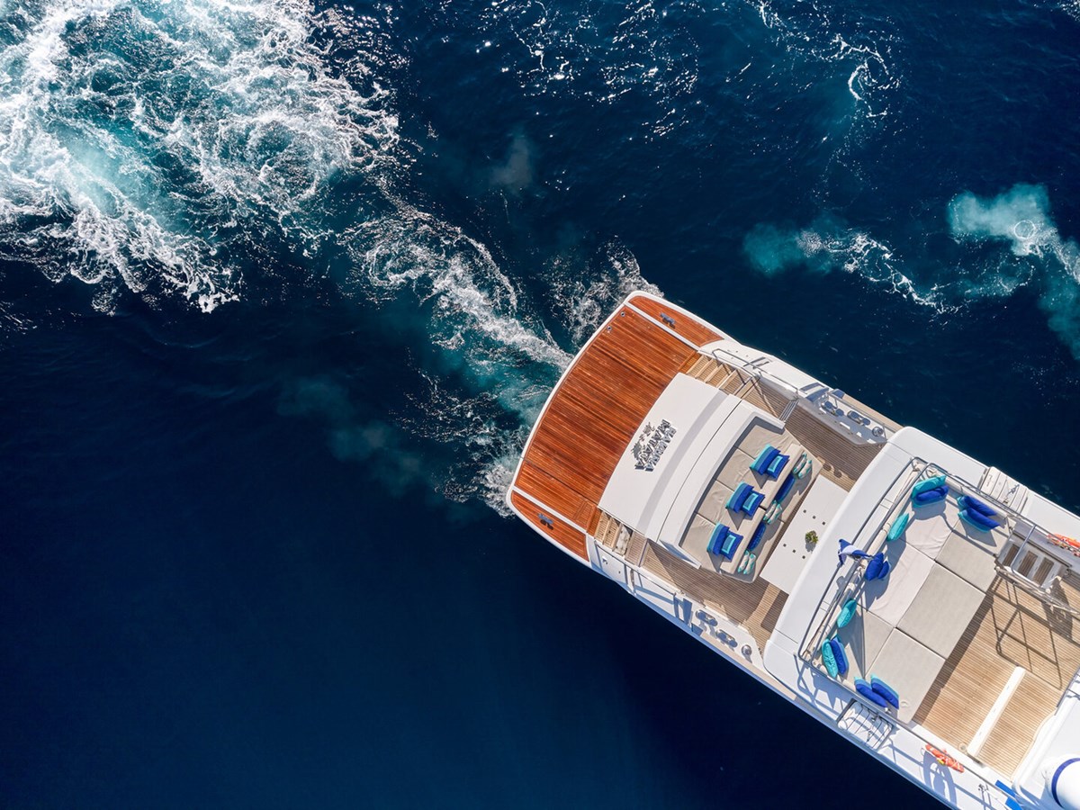 https://s3.amazonaws.com/boss.yatco.com/ForCharter/Vessel/Photo/3034/large_20736.jpg