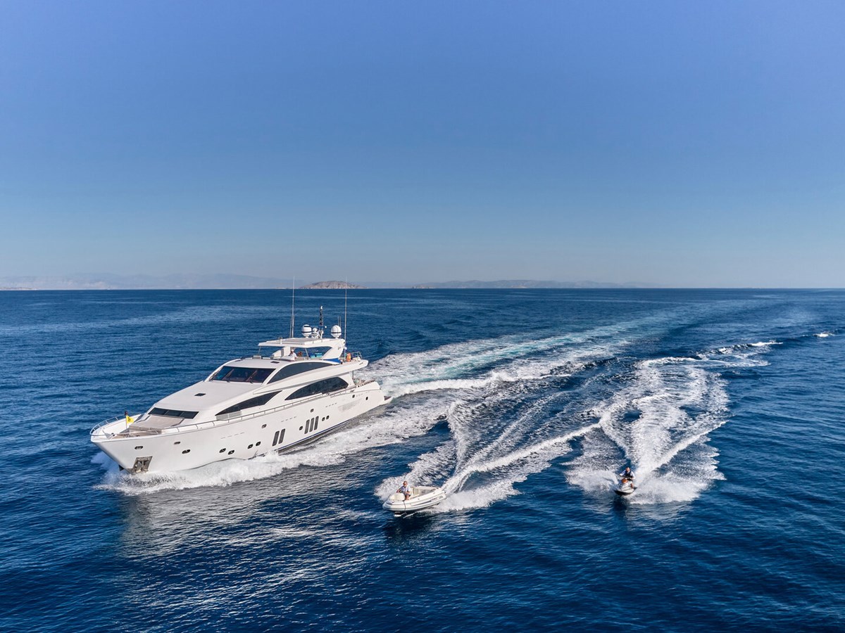https://s3.amazonaws.com/boss.yatco.com/ForCharter/Vessel/Photo/3034/large_20737.jpg