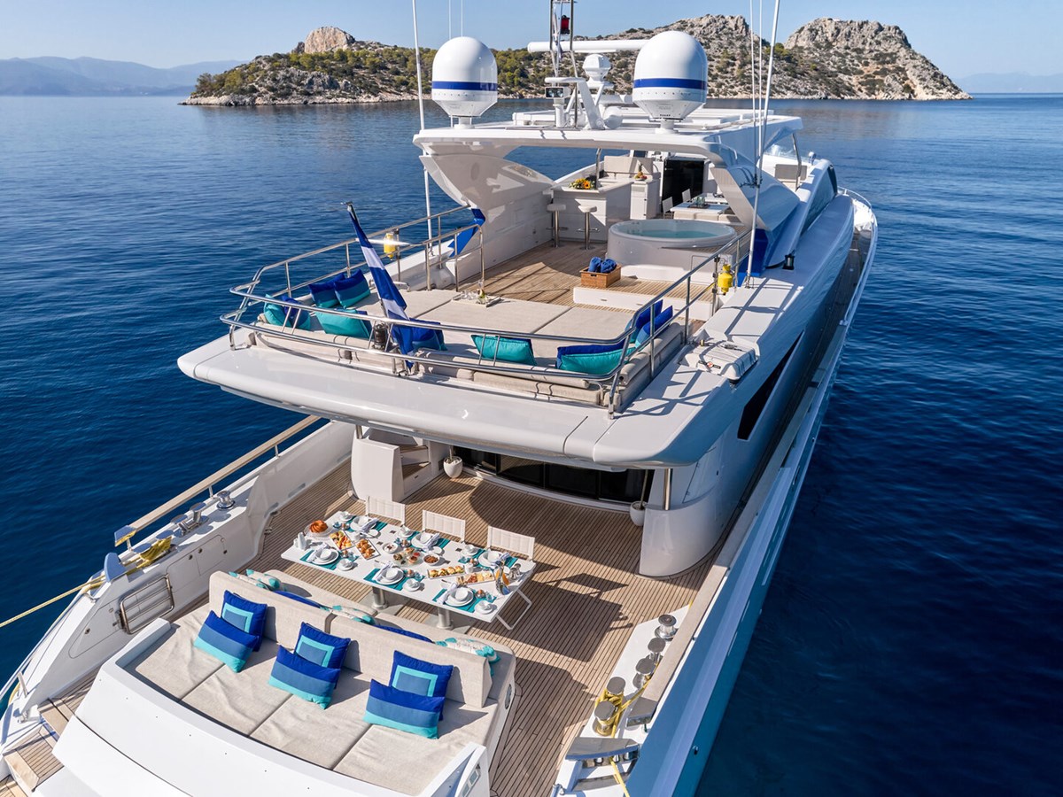 https://s3.amazonaws.com/boss.yatco.com/ForCharter/Vessel/Photo/3034/large_20740.jpg