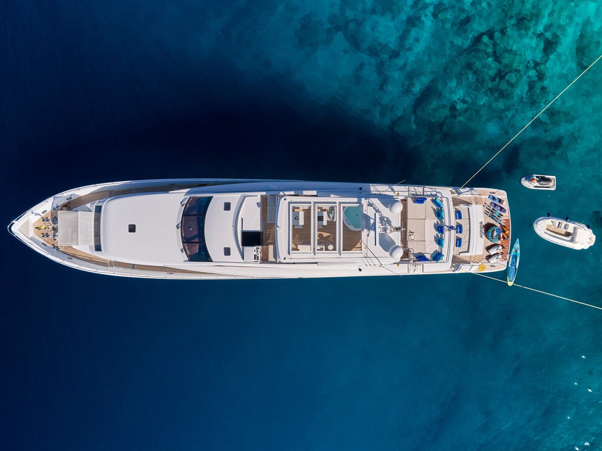 https://s3.amazonaws.com/boss.yatco.com/ForCharter/Vessel/Photo/3034/large_20741.jpg