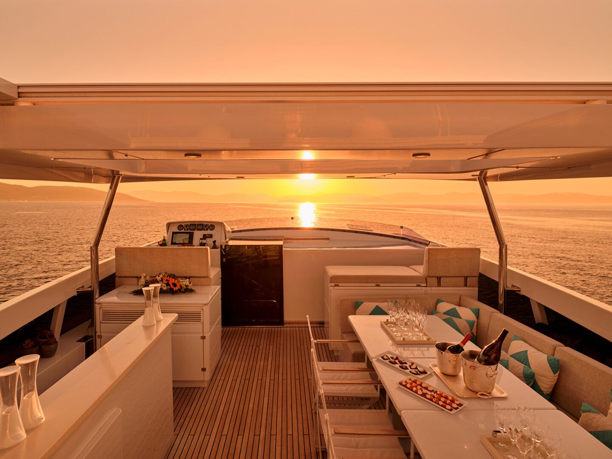 https://s3.amazonaws.com/boss.yatco.com/ForCharter/Vessel/Photo/3034/large_20754.jpg