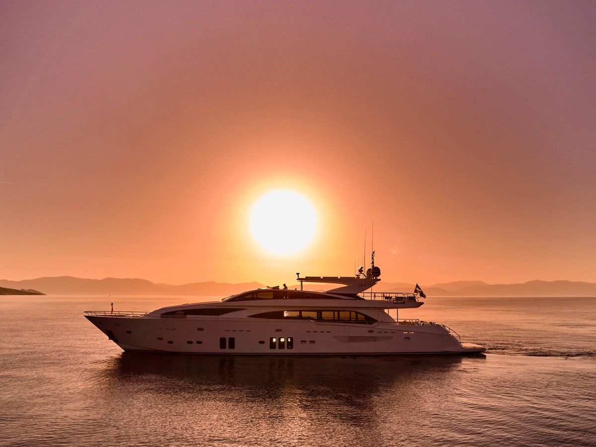 https://s3.amazonaws.com/boss.yatco.com/ForCharter/Vessel/Photo/3034/large_20755.jpg