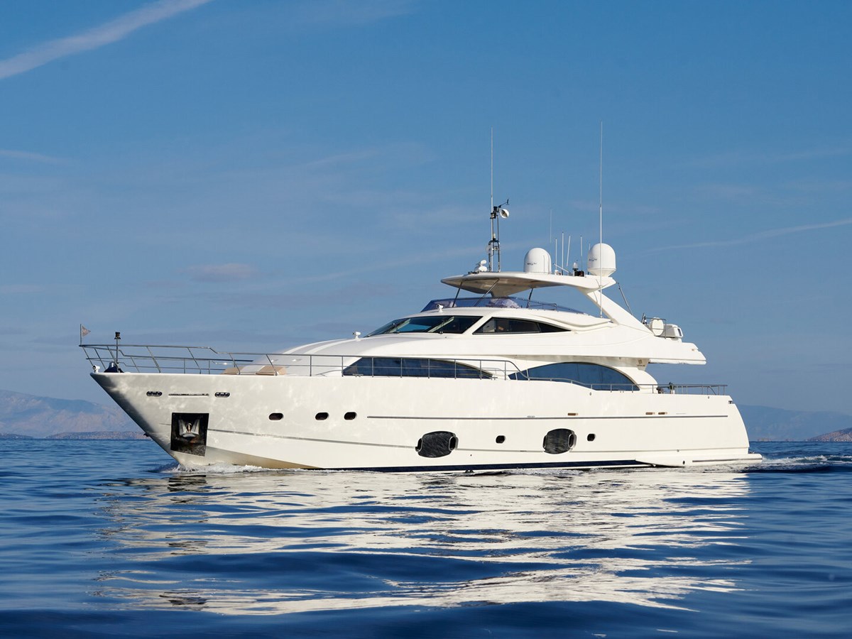 https://s3.amazonaws.com/boss.yatco.com/ForCharter/Vessel/Photo/3037/large_20808.jpg