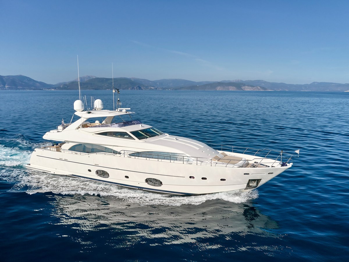 https://s3.amazonaws.com/boss.yatco.com/ForCharter/Vessel/Photo/3037/large_20810.jpg