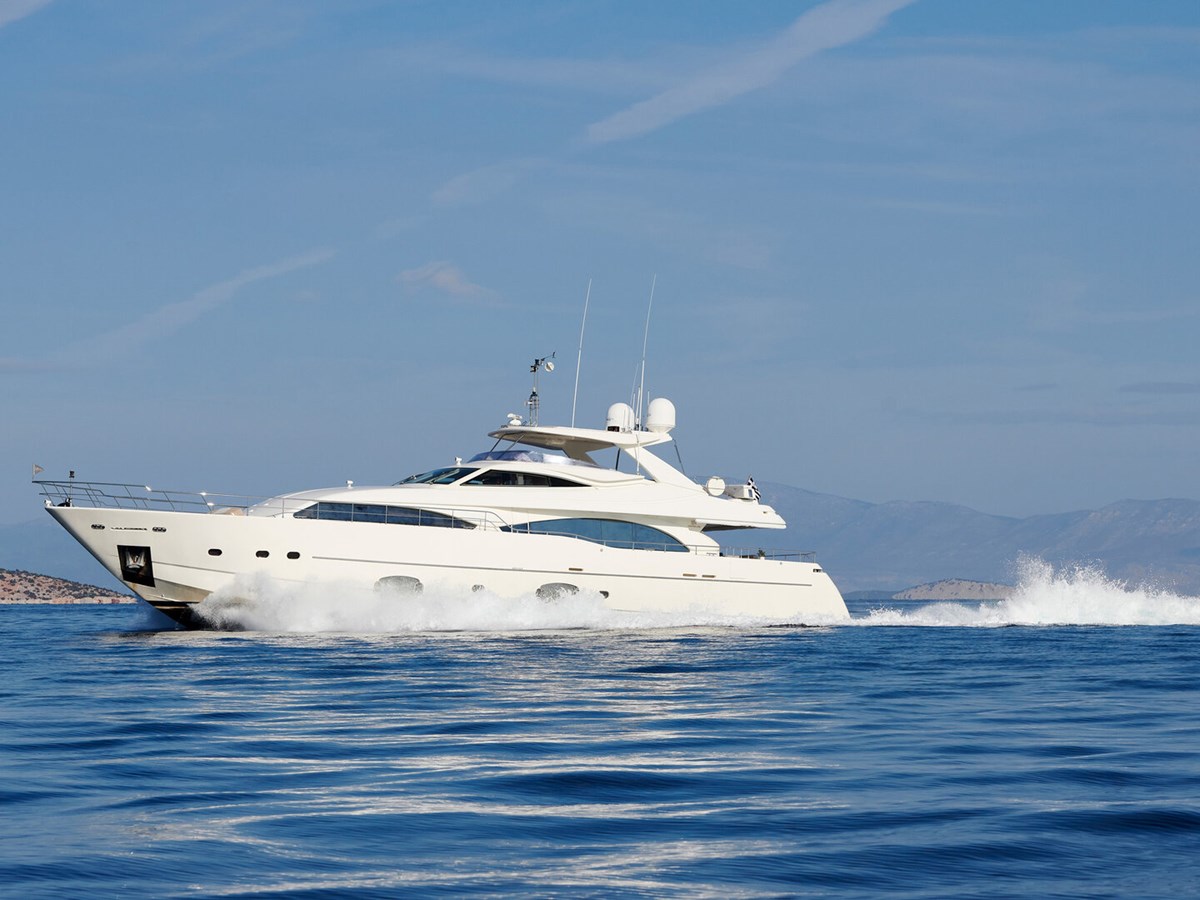 https://s3.amazonaws.com/boss.yatco.com/ForCharter/Vessel/Photo/3037/large_20811.jpg