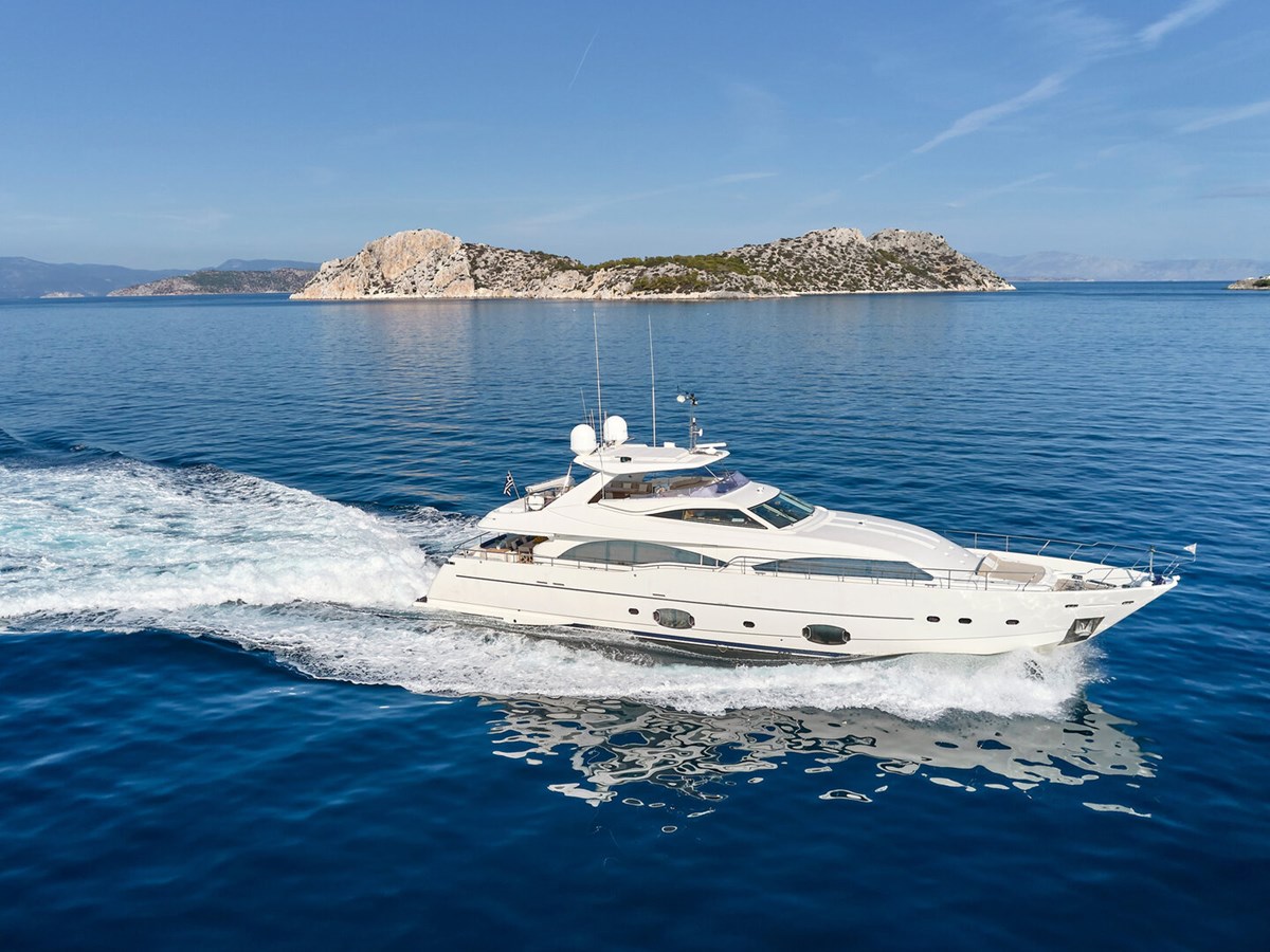 https://s3.amazonaws.com/boss.yatco.com/ForCharter/Vessel/Photo/3037/large_20812.jpg