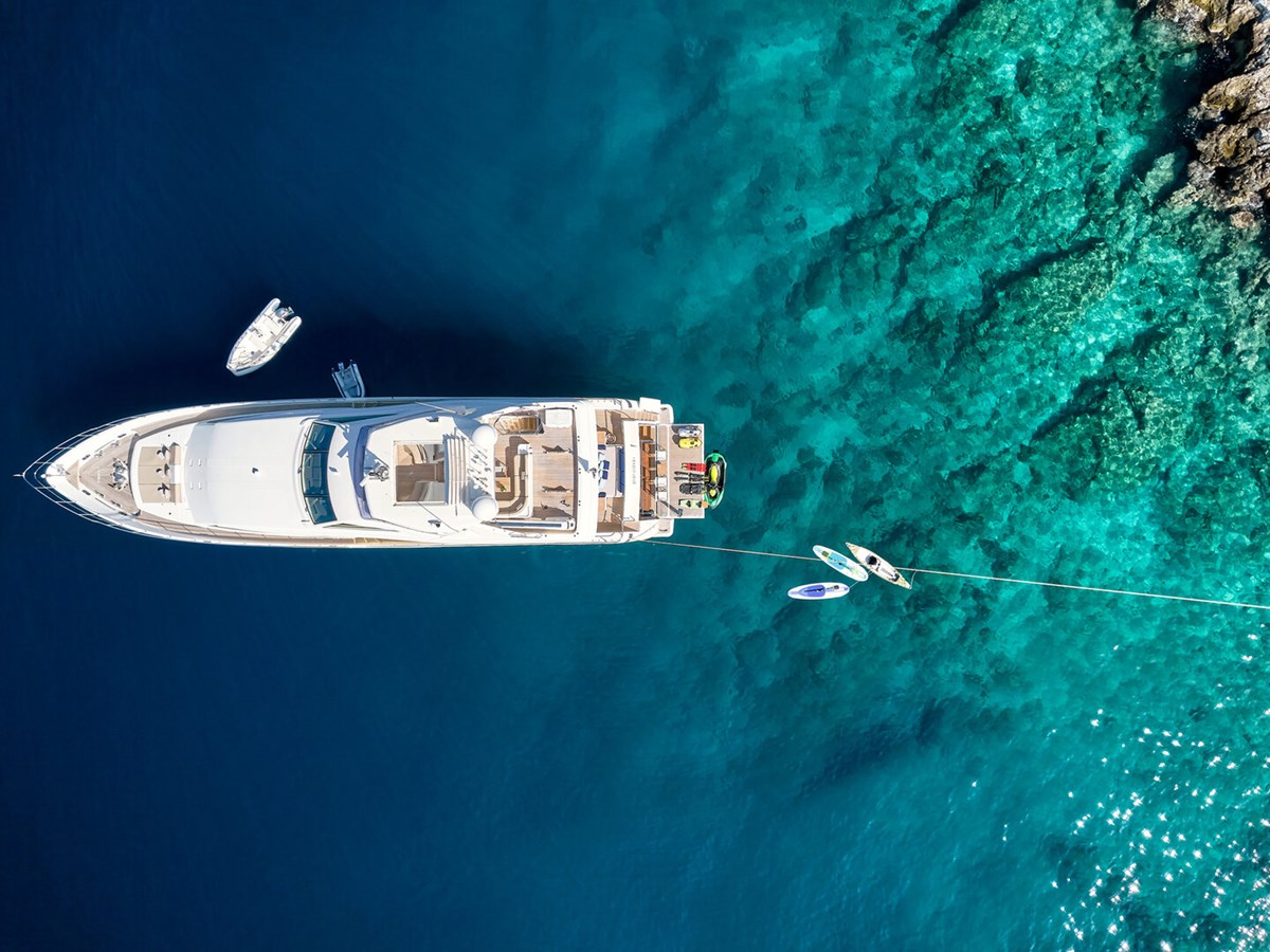 https://s3.amazonaws.com/boss.yatco.com/ForCharter/Vessel/Photo/3037/large_20813.jpg