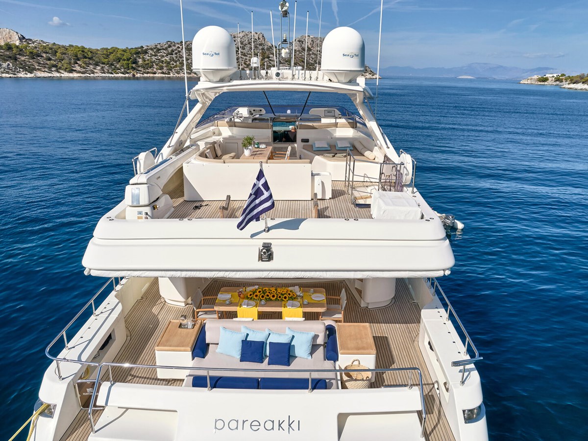 https://s3.amazonaws.com/boss.yatco.com/ForCharter/Vessel/Photo/3037/large_20814.jpg
