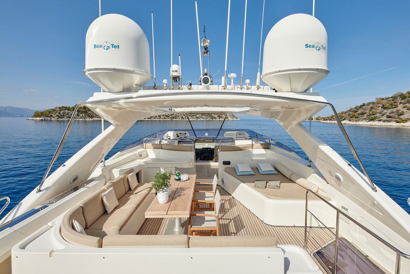 https://s3.amazonaws.com/boss.yatco.com/ForCharter/Vessel/Photo/3037/large_20815.jpg