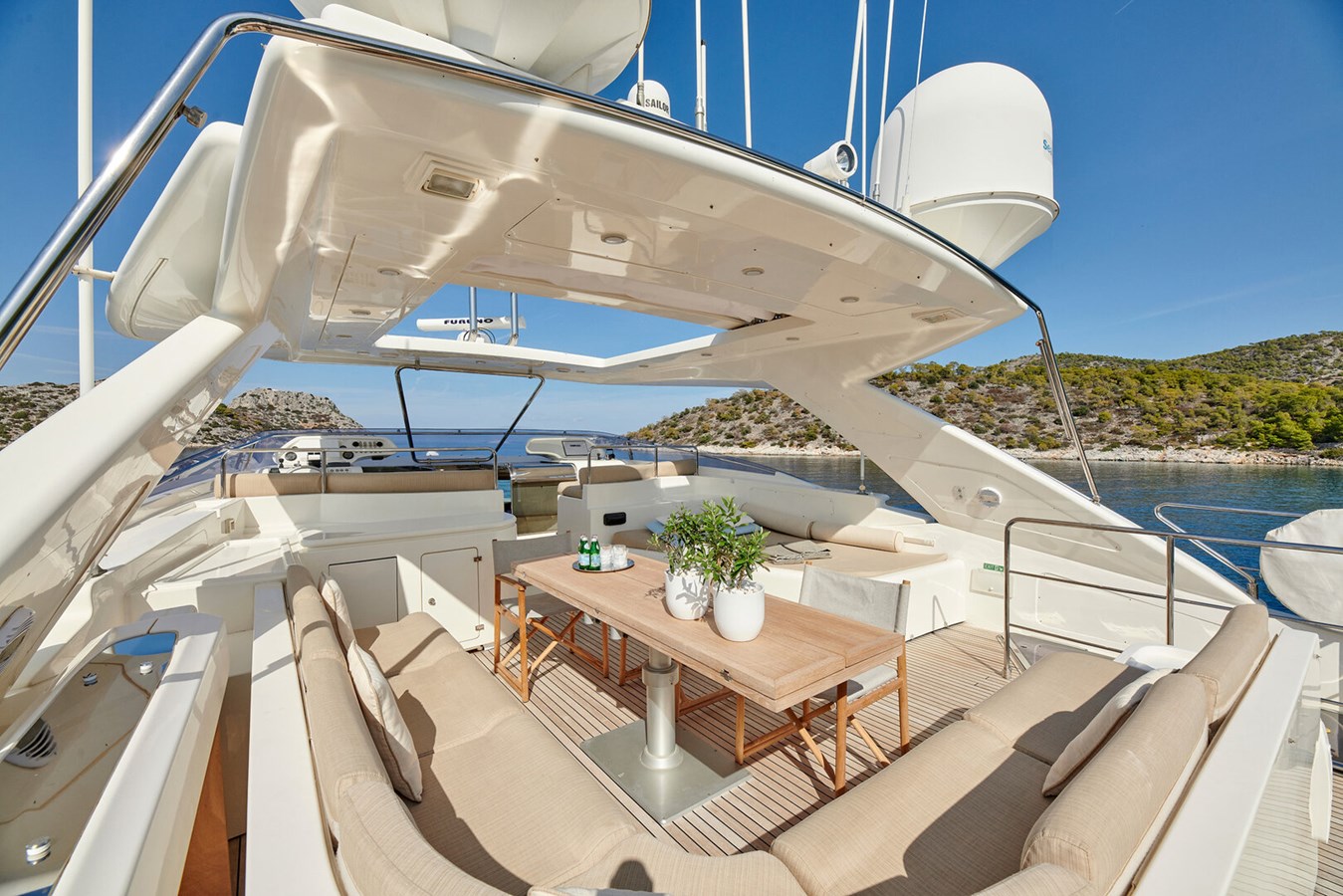https://s3.amazonaws.com/boss.yatco.com/ForCharter/Vessel/Photo/3037/large_20816.jpg