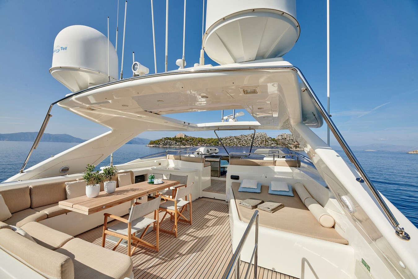 https://s3.amazonaws.com/boss.yatco.com/ForCharter/Vessel/Photo/3037/large_20817.jpg
