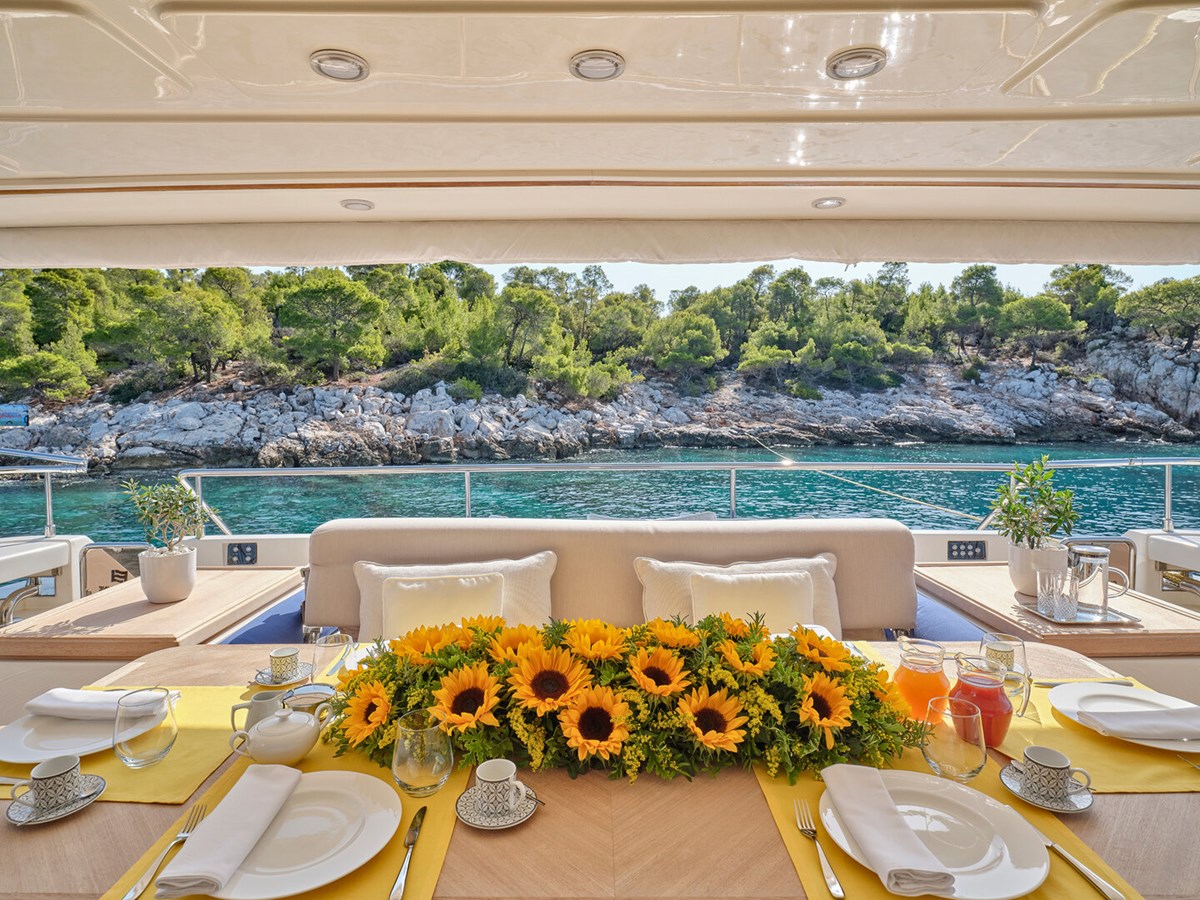 https://s3.amazonaws.com/boss.yatco.com/ForCharter/Vessel/Photo/3037/large_20824.jpg