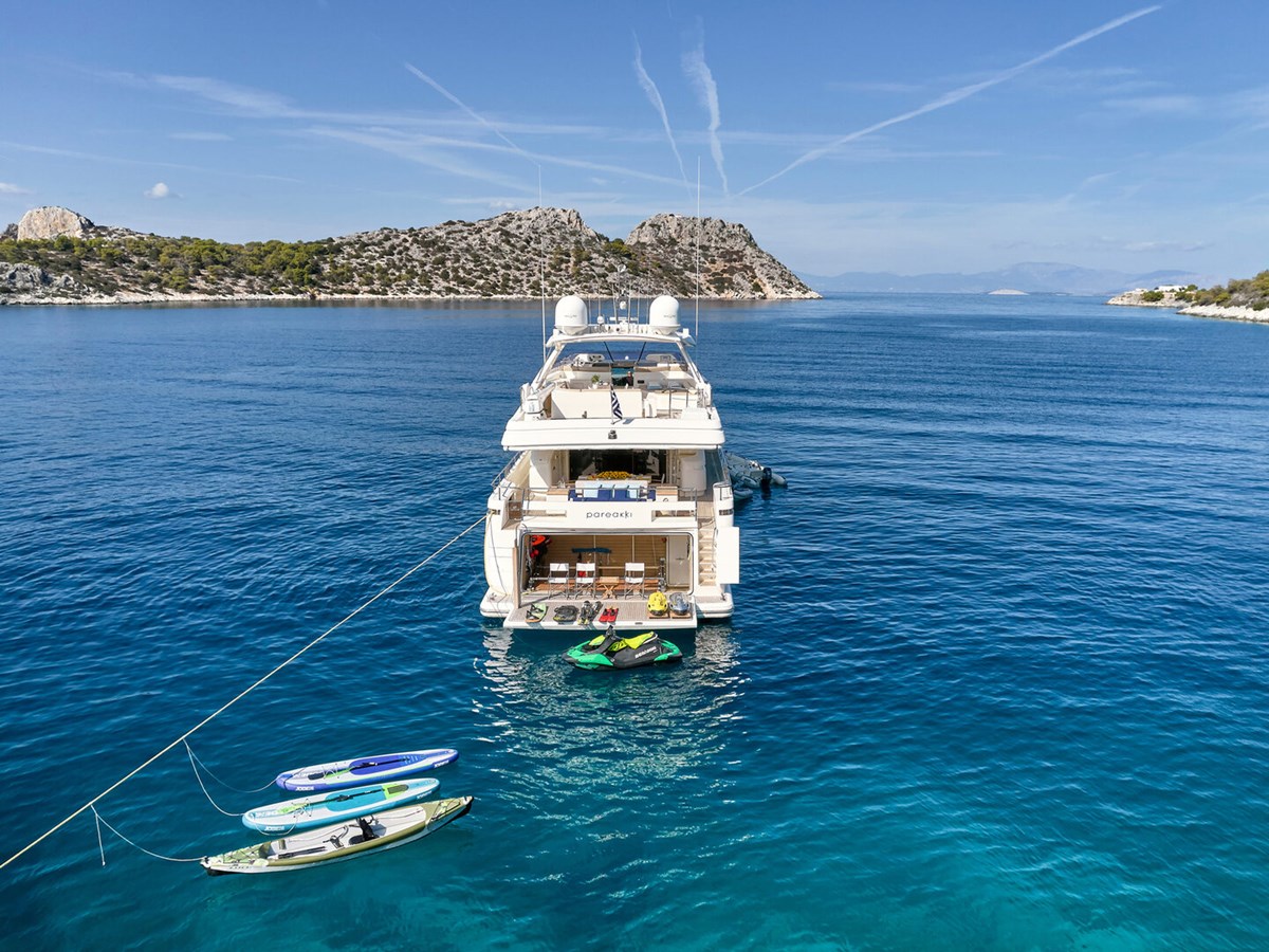 https://s3.amazonaws.com/boss.yatco.com/ForCharter/Vessel/Photo/3037/large_20826.jpg