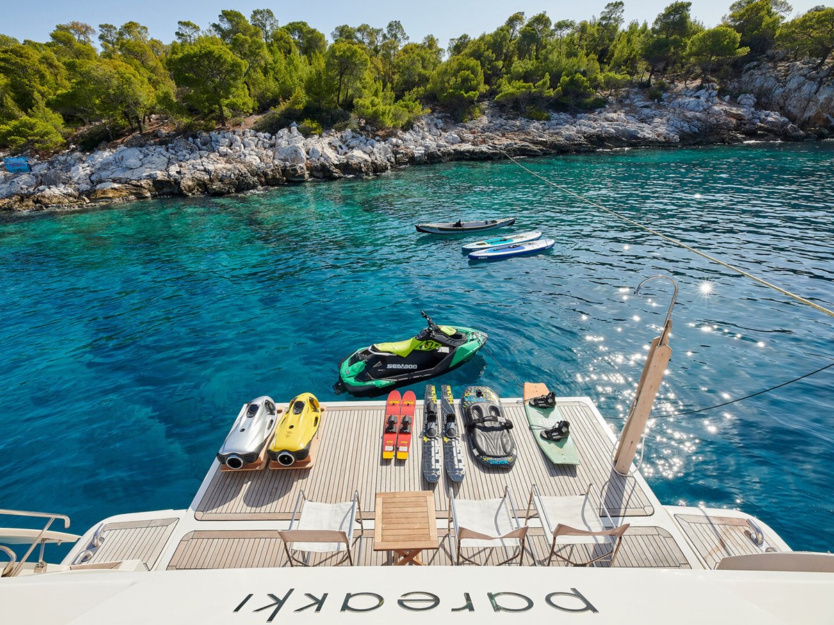 https://s3.amazonaws.com/boss.yatco.com/ForCharter/Vessel/Photo/3037/large_20827.jpg