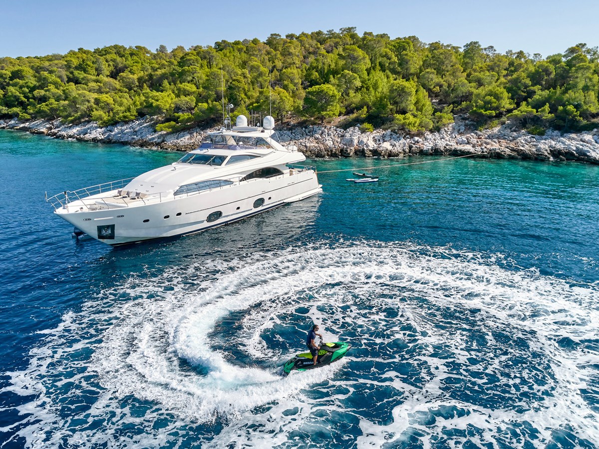 https://s3.amazonaws.com/boss.yatco.com/ForCharter/Vessel/Photo/3037/large_20828.jpg
