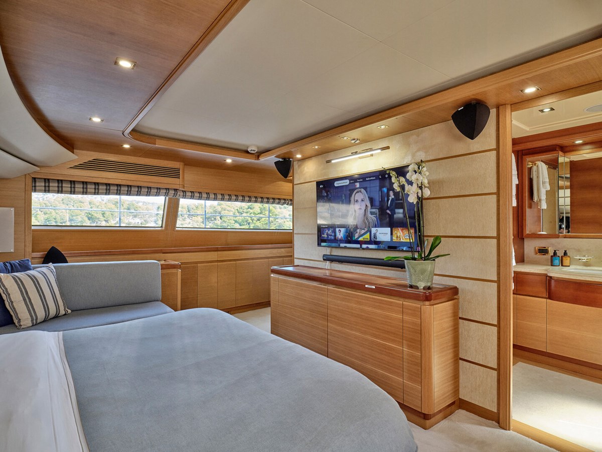 https://s3.amazonaws.com/boss.yatco.com/ForCharter/Vessel/Photo/3037/large_20840.jpg