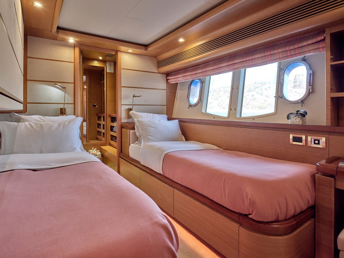 https://s3.amazonaws.com/boss.yatco.com/ForCharter/Vessel/Photo/3037/large_20846.jpg