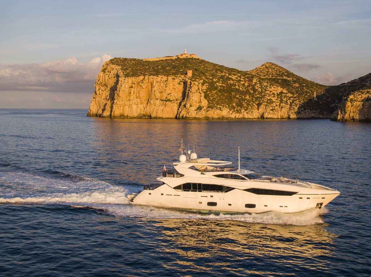https://s3.amazonaws.com/boss.yatco.com/ForCharter/Vessel/Photo/3039/large_20857.jpg
