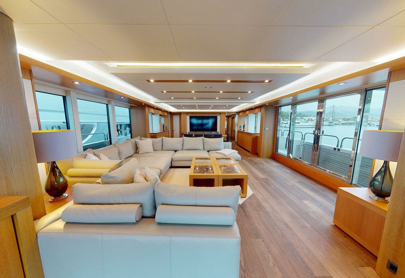 https://s3.amazonaws.com/boss.yatco.com/ForCharter/Vessel/Photo/3039/large_20867.jpg